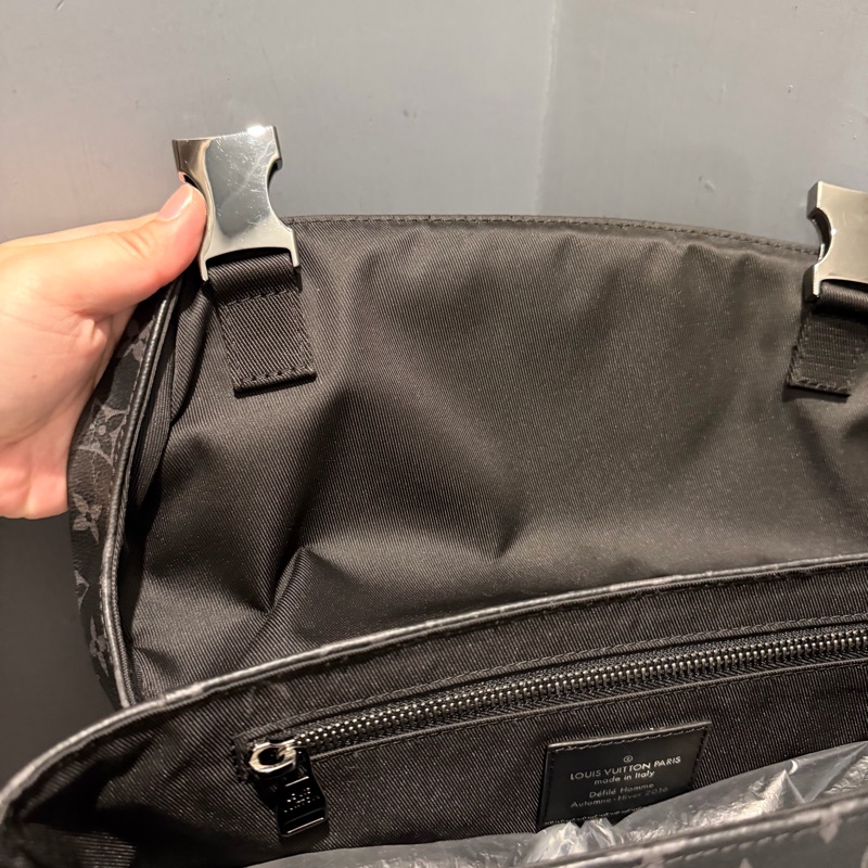 Louis Vuitton LV 黑武士 Voyager系列 郵差包-20