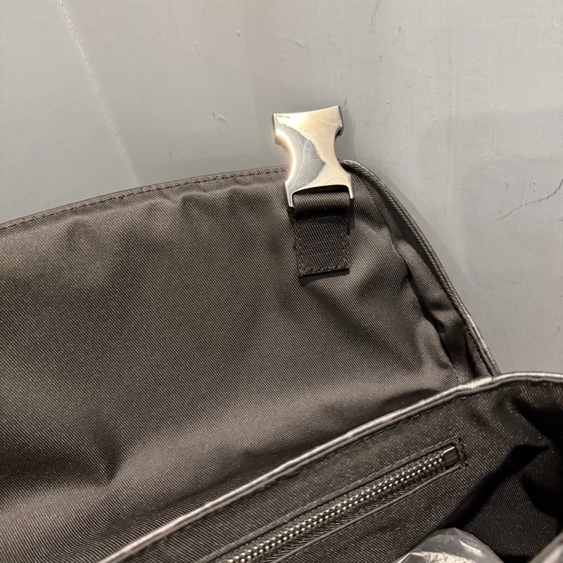 Louis Vuitton LV 黑武士 Voyager系列 郵差包-21