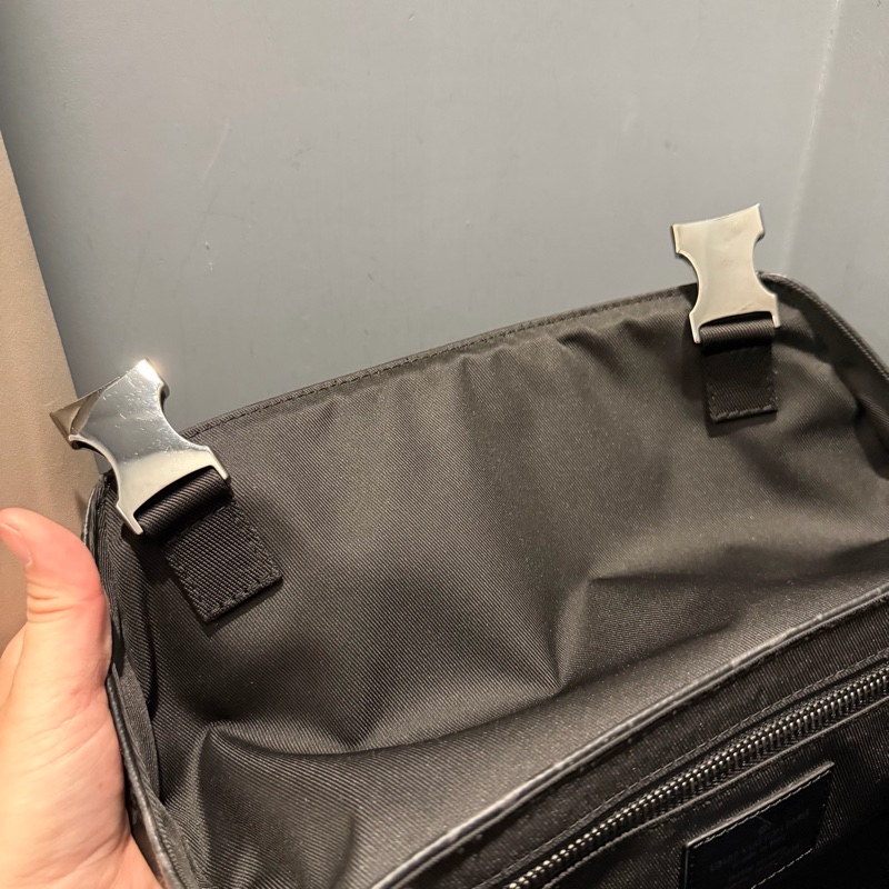 Louis Vuitton LV 黑武士 Voyager系列 郵差包-23