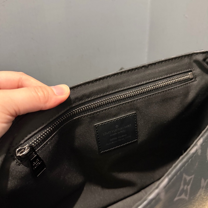 Louis Vuitton LV 黑武士 Voyager系列 郵差包-24