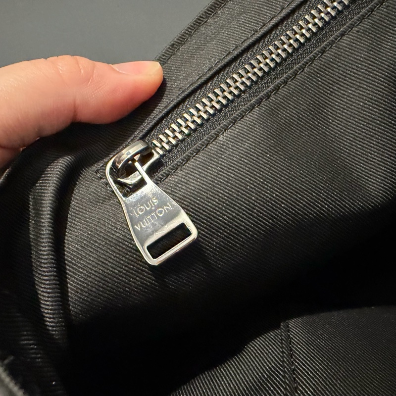Louis Vuitton LV 黑武士 Voyager系列 郵差包-25