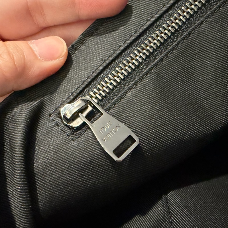 Louis Vuitton LV 黑武士 Voyager系列 郵差包-26