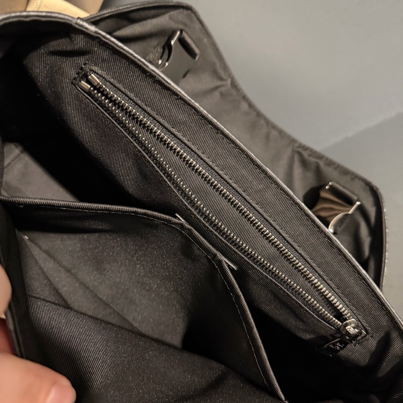 Louis Vuitton LV 黑武士 Voyager系列 郵差包-28