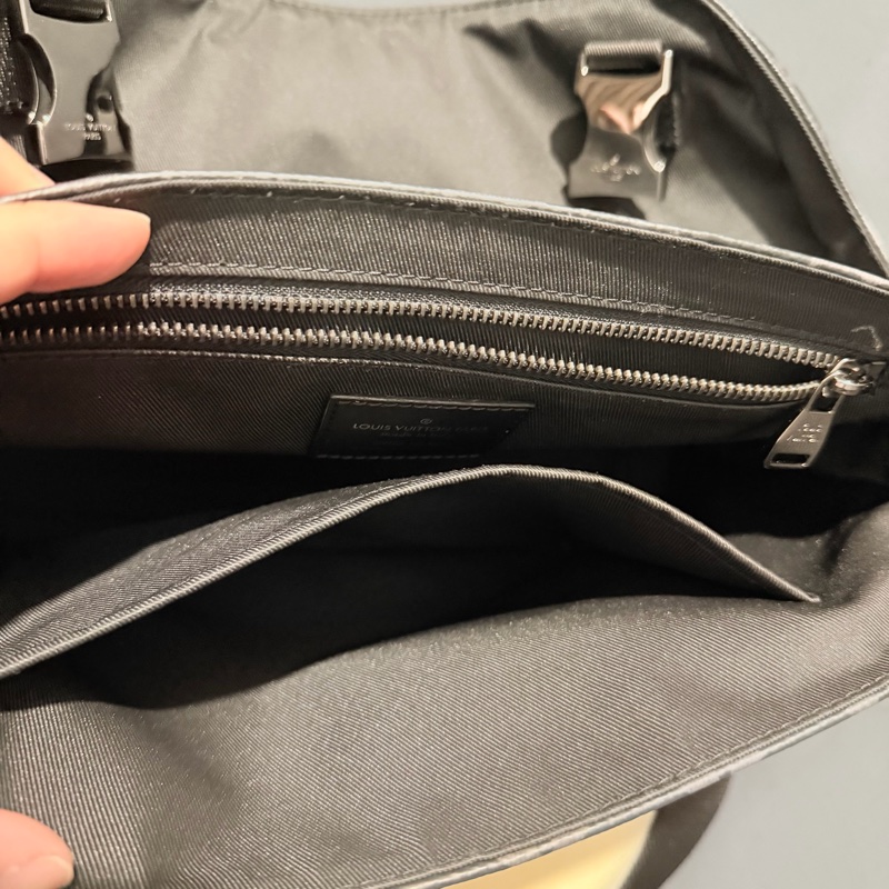 Louis Vuitton LV 黑武士 Voyager系列 郵差包-29