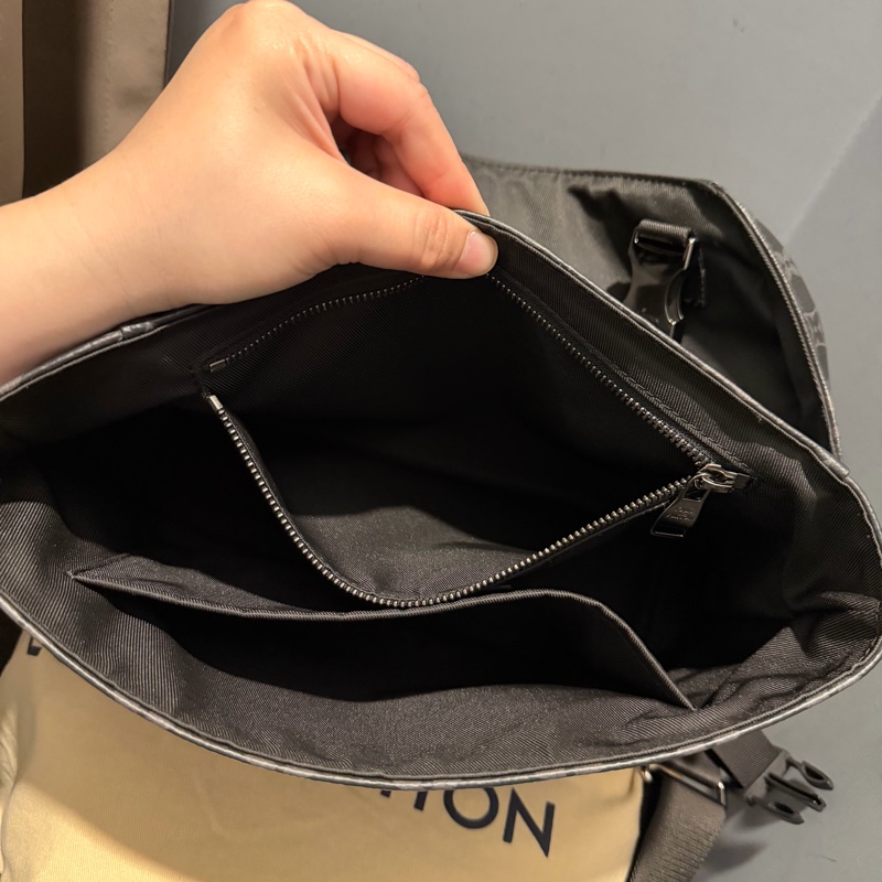 Louis Vuitton LV 黑武士 Voyager系列 郵差包-30