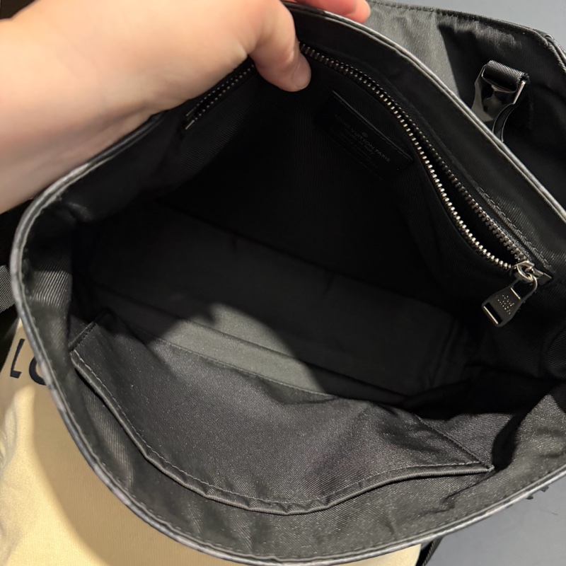 Louis Vuitton LV 黑武士 Voyager系列 郵差包-31
