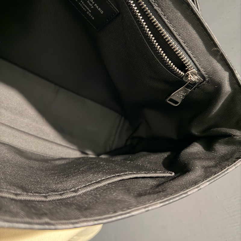 Louis Vuitton LV 黑武士 Voyager系列 郵差包-33