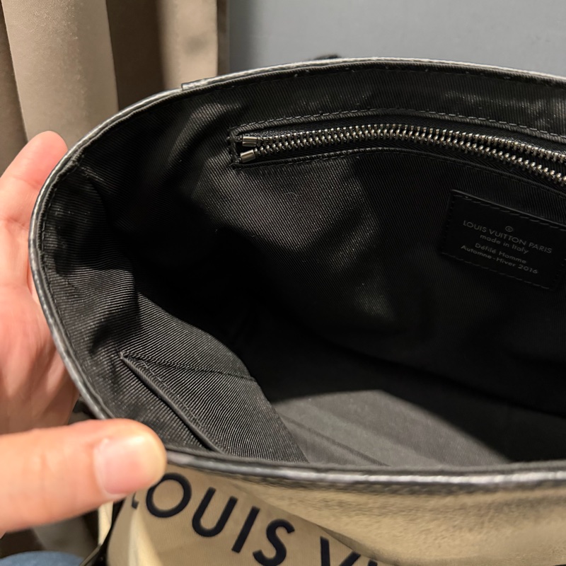 Louis Vuitton LV 黑武士 Voyager系列 郵差包-35