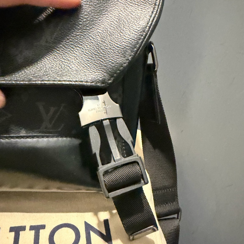 Louis Vuitton LV 黑武士 Voyager系列 郵差包-36