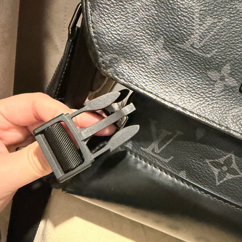 Louis Vuitton LV 黑武士 Voyager系列 郵差包-37
