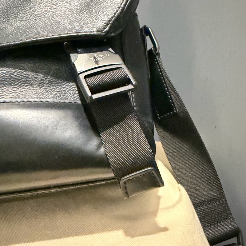 Louis Vuitton LV 黑武士 Voyager系列 郵差包-38
