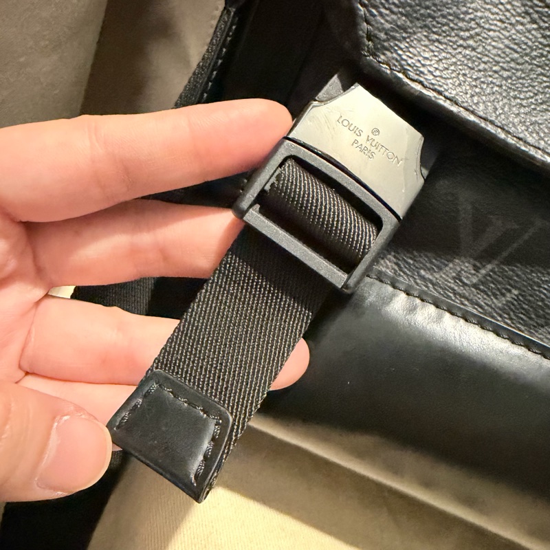 Louis Vuitton LV 黑武士 Voyager系列 郵差包-39