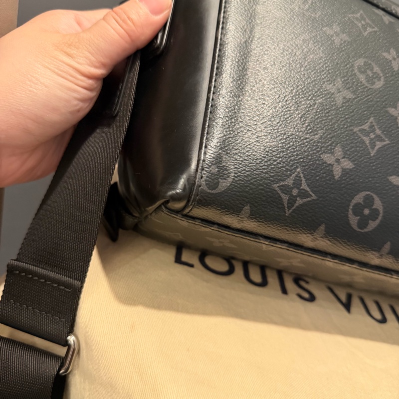 Louis Vuitton LV 黑武士 Voyager系列 郵差包-40