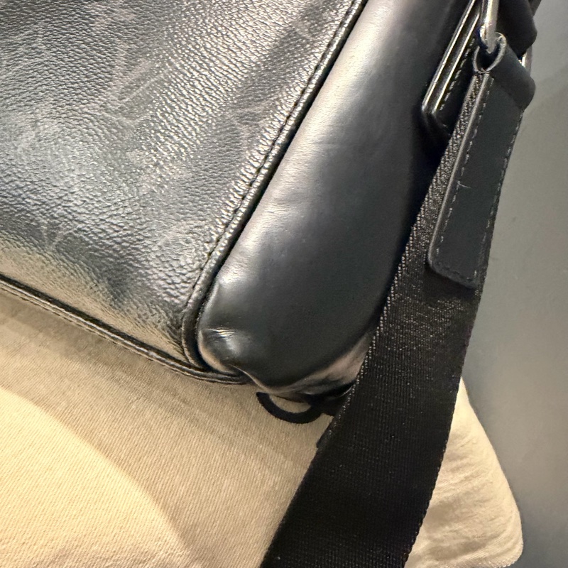 Louis Vuitton LV 黑武士 Voyager系列 郵差包-41