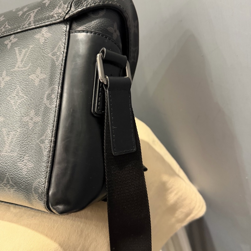 Louis Vuitton LV 黑武士 Voyager系列 郵差包-44