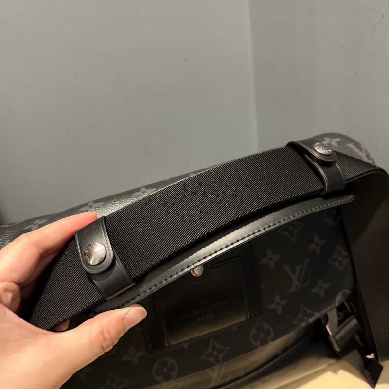 Louis Vuitton LV 黑武士 Voyager系列 郵差包-46