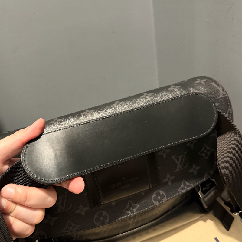 Louis Vuitton LV 黑武士 Voyager系列 郵差包-47
