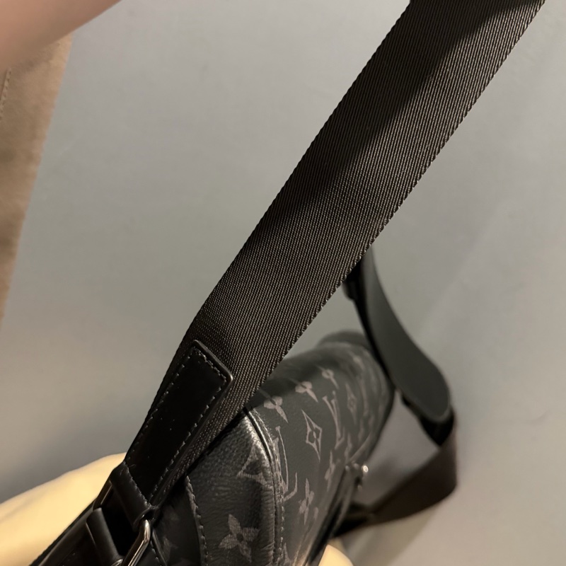 Louis Vuitton LV 黑武士 Voyager系列 郵差包-48