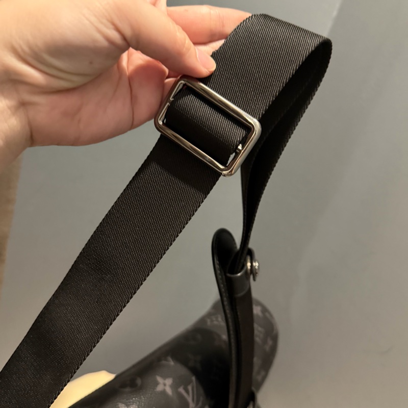 Louis Vuitton LV 黑武士 Voyager系列 郵差包-49