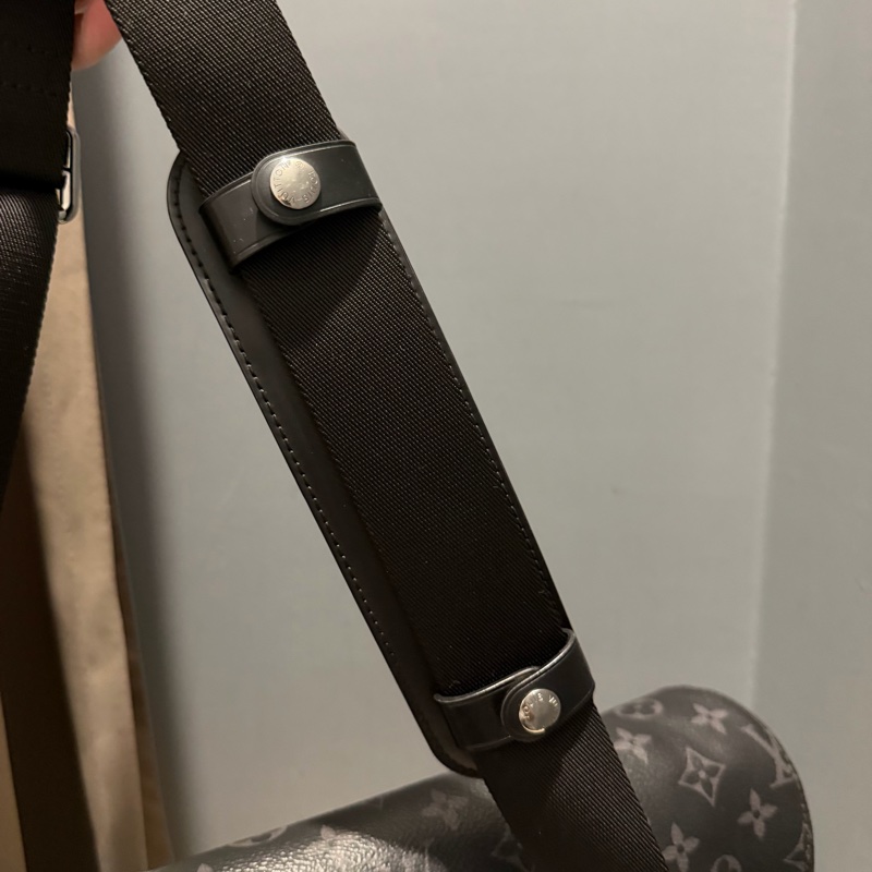 Louis Vuitton LV 黑武士 Voyager系列 郵差包-50