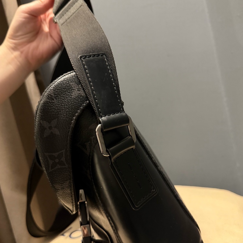 Louis Vuitton LV 黑武士 Voyager系列 郵差包-51