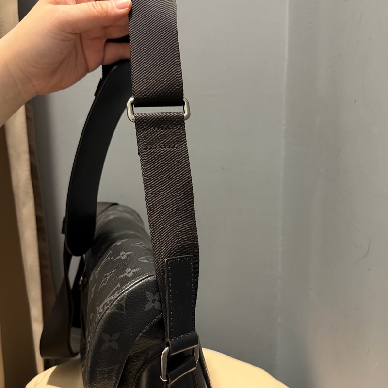 Louis Vuitton LV 黑武士 Voyager系列 郵差包-52