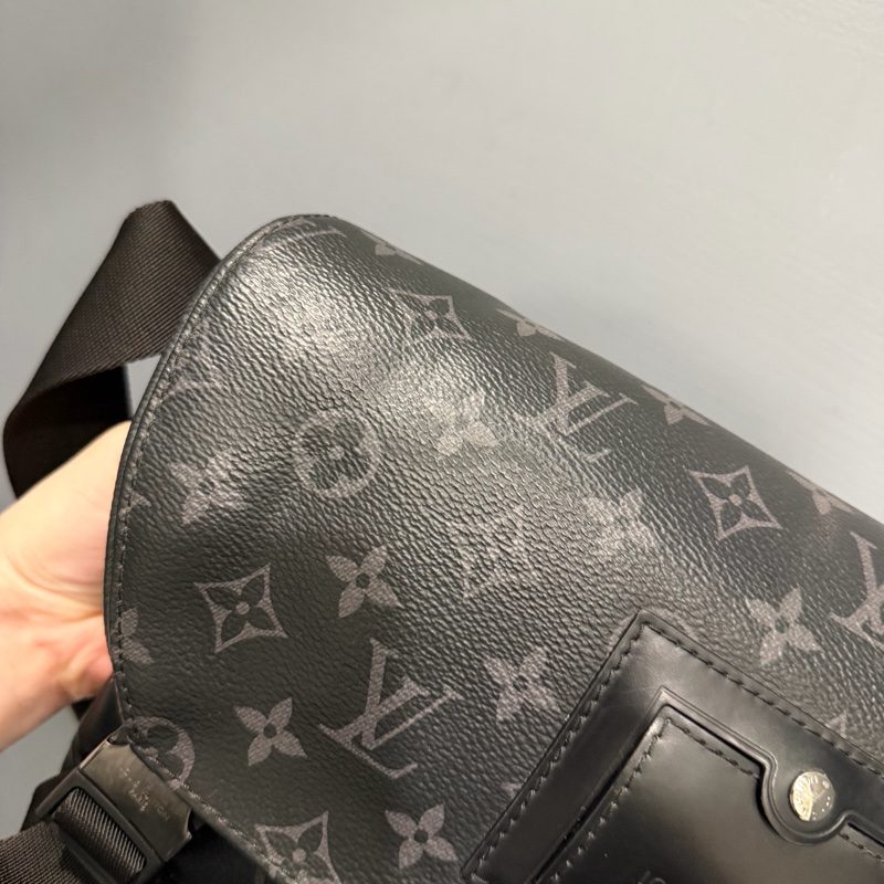 Louis Vuitton LV 黑武士 Voyager系列 郵差包-53