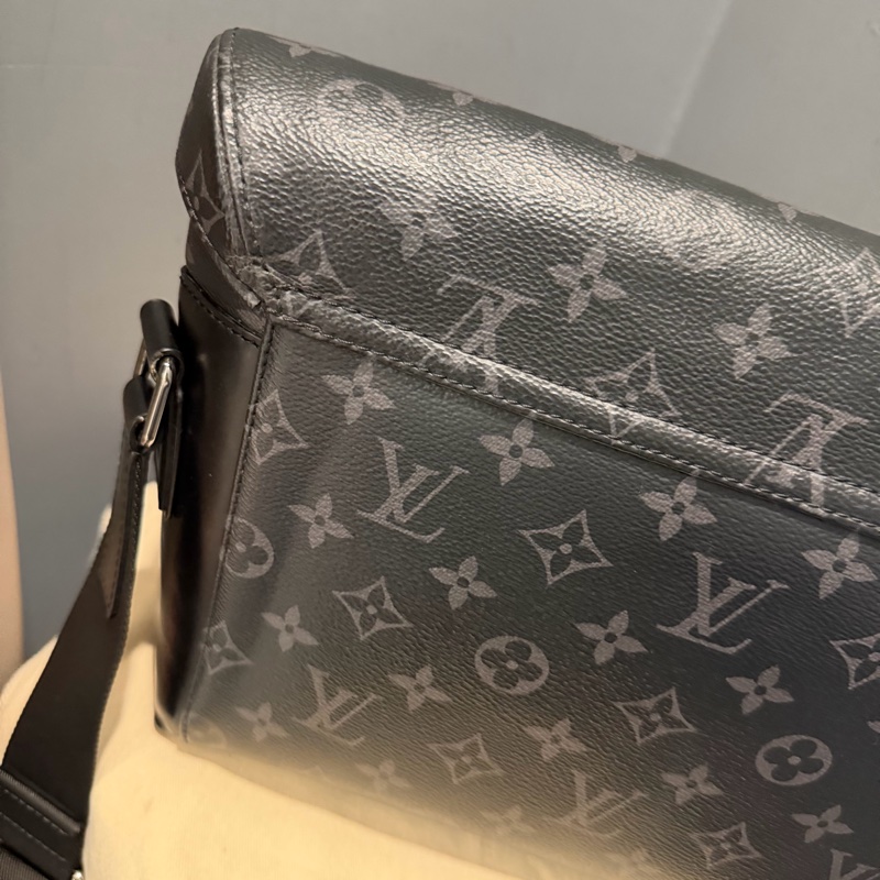 Louis Vuitton LV 黑武士 Voyager系列 郵差包-55