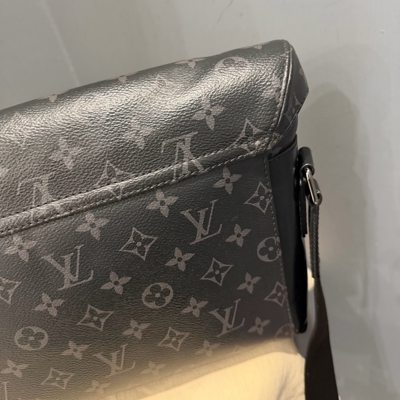 Louis Vuitton LV 黑武士 Voyager系列 郵差包-56
