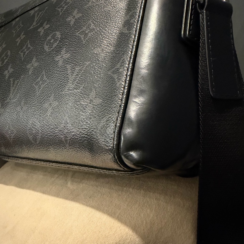 Louis Vuitton LV 黑武士 Voyager系列 郵差包-57