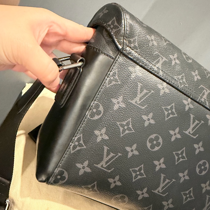 Louis Vuitton LV 黑武士 Voyager系列 郵差包-59