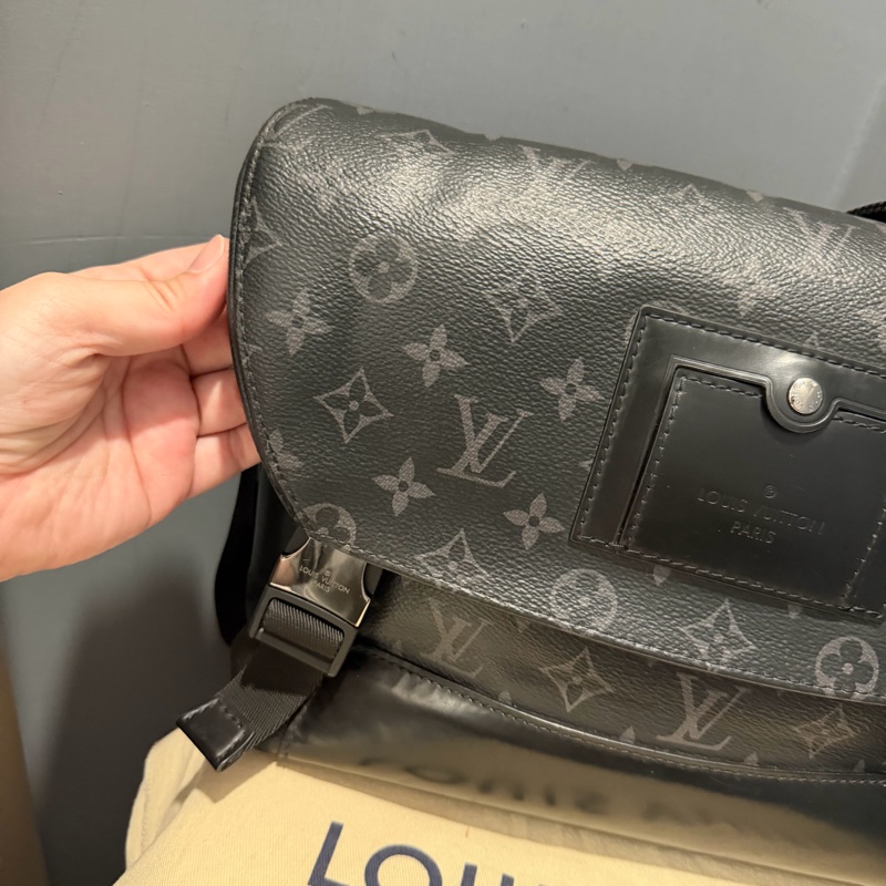 Louis Vuitton LV 黑武士 Voyager系列 郵差包-60