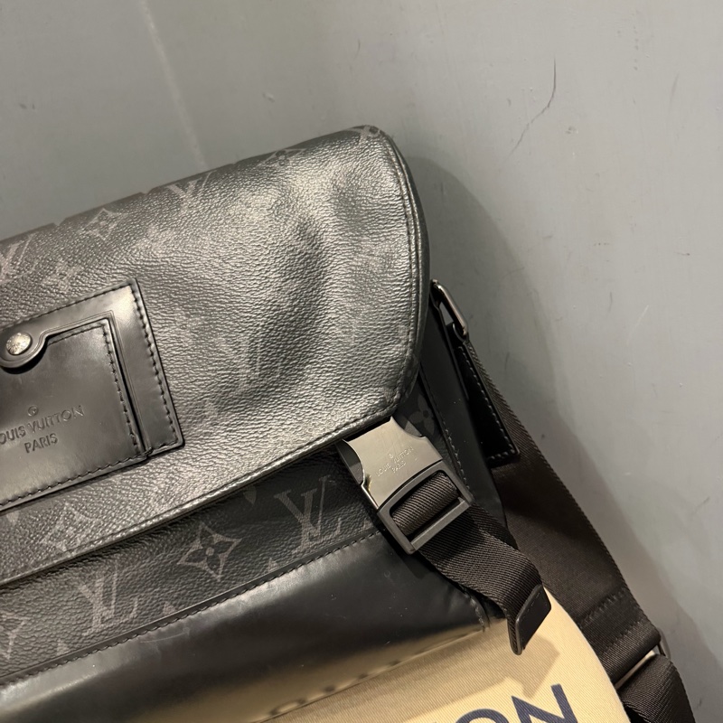 Louis Vuitton LV 黑武士 Voyager系列 郵差包-61