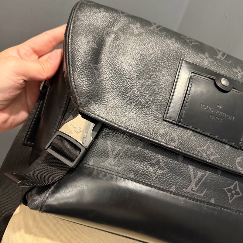 Louis Vuitton LV 黑武士 Voyager系列 郵差包-62