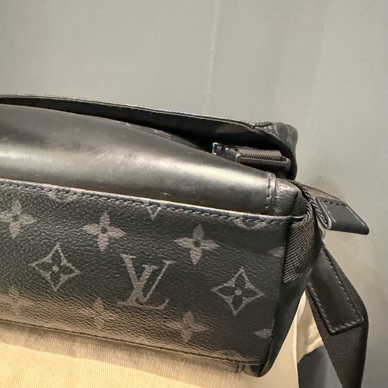 Louis Vuitton LV 黑武士 Voyager系列 郵差包-64