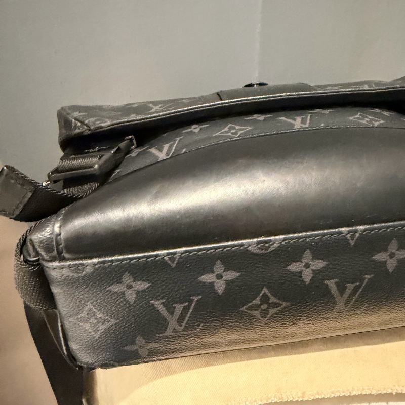 Louis Vuitton LV 黑武士 Voyager系列 郵差包-65