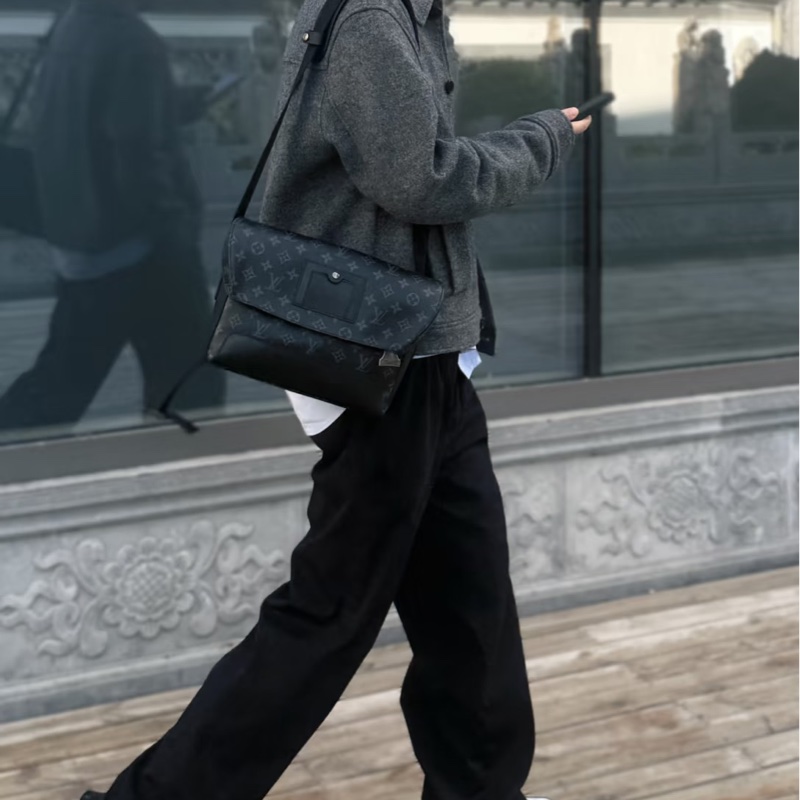 Louis Vuitton LV 黑武士 Voyager系列 郵差包-66
