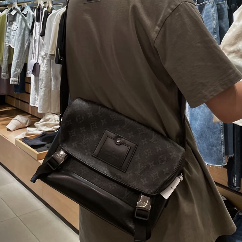 Louis Vuitton LV 黑武士 Voyager系列 郵差包-67