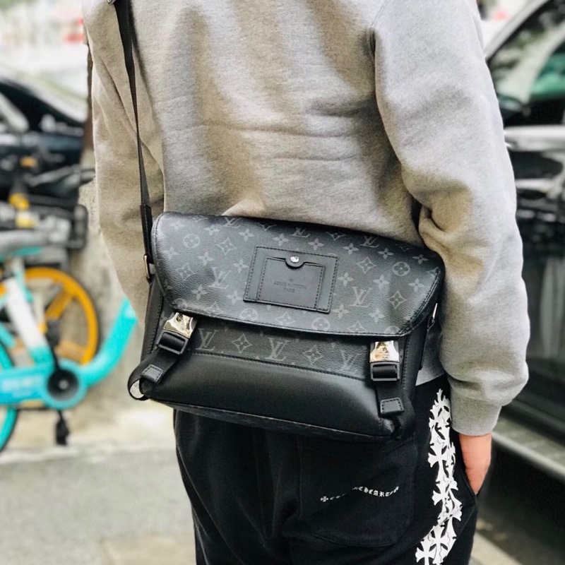 Louis Vuitton LV 黑武士 Voyager系列 郵差包-68