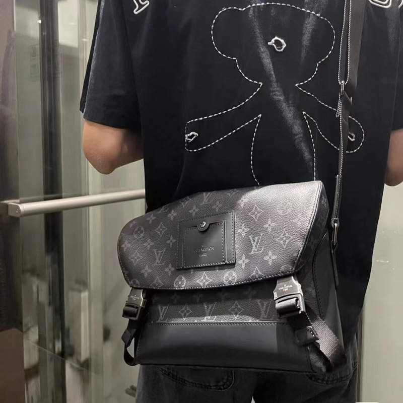 Louis Vuitton LV 黑武士 Voyager系列 郵差包-69