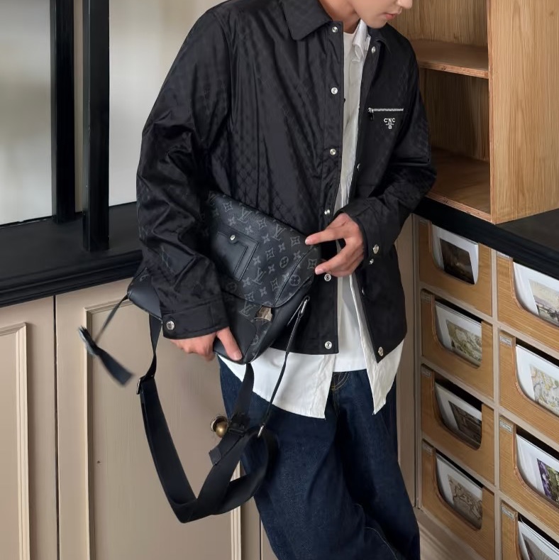 Louis Vuitton LV 黑武士 Voyager系列 郵差包-70