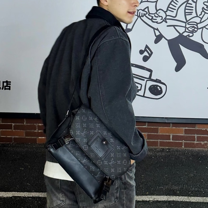 Louis Vuitton LV 黑武士 Voyager系列 郵差包-71