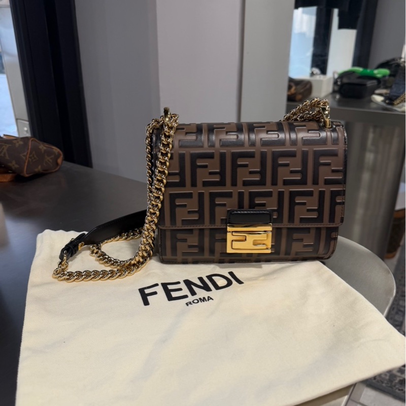 Fendi Kan U FF老花小郵差包-0