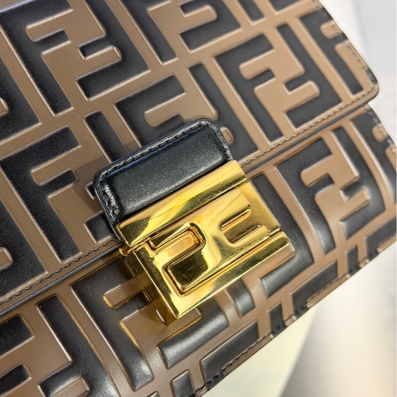 Fendi Kan U FF老花小郵差包-1