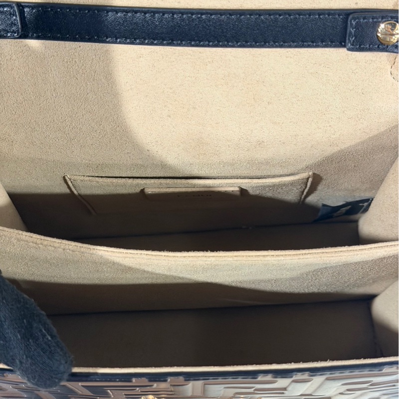 Fendi Kan U FF老花小郵差包-4