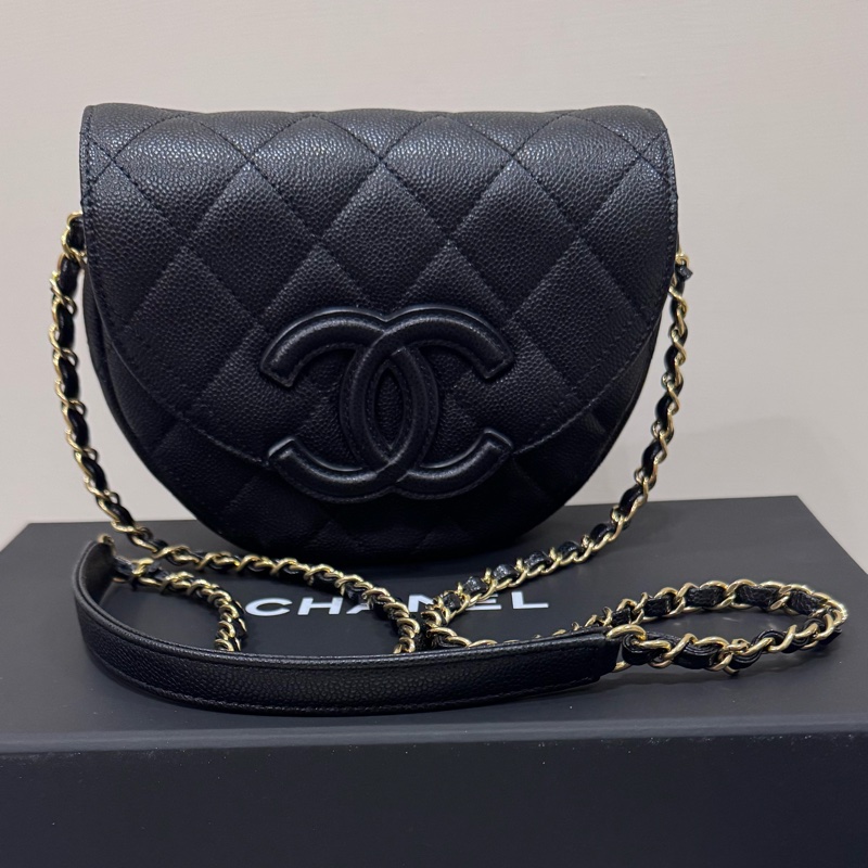 Chanel 23P 黑色荔枝牛皮大LOGO馬鞍包 AS3867-0