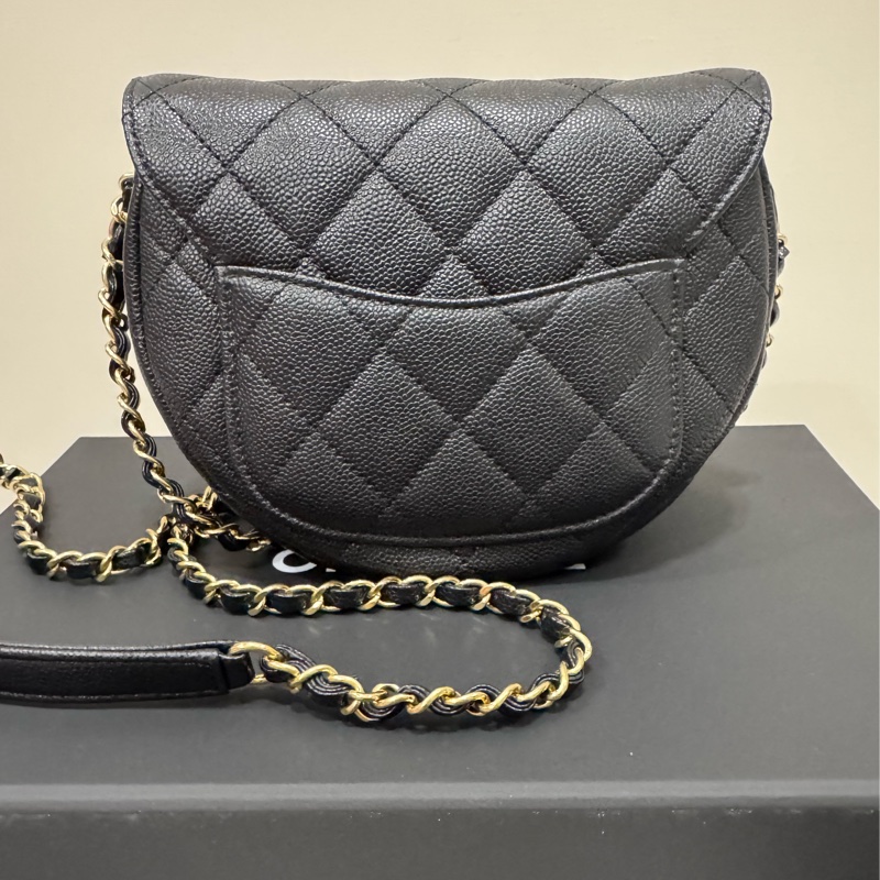 Chanel 23P 黑色荔枝牛皮大LOGO馬鞍包 AS3867-1