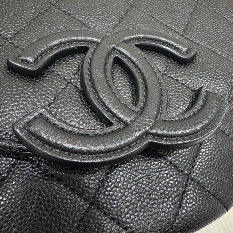 Chanel 23P 黑色荔枝牛皮大LOGO馬鞍包 AS3867-2