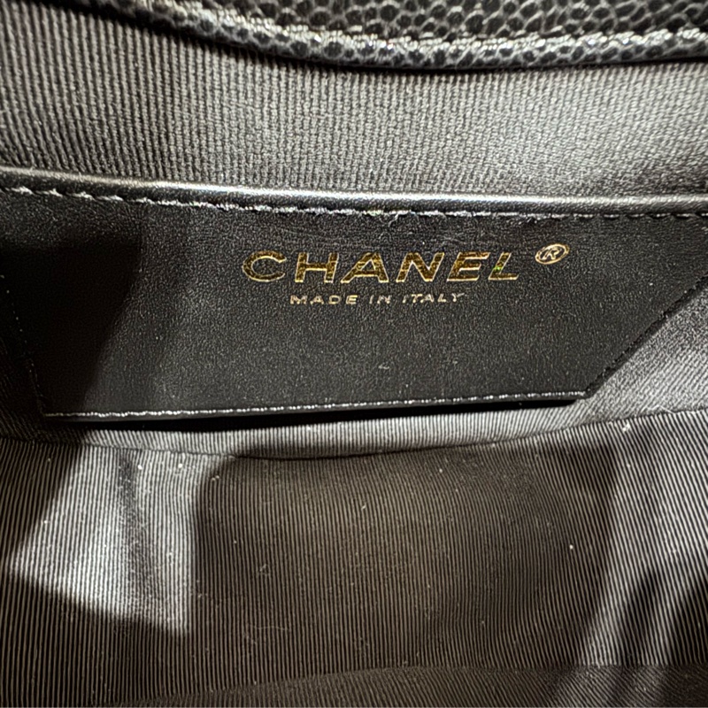 Chanel 23P 黑色荔枝牛皮大LOGO馬鞍包 AS3867-3