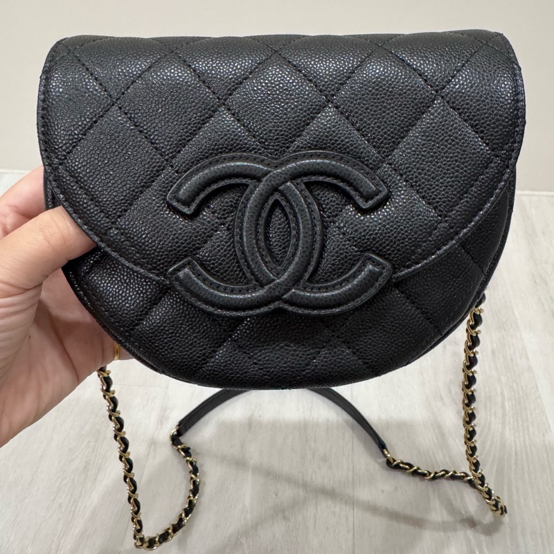Chanel 23P 黑色荔枝牛皮大LOGO馬鞍包 AS3867-5